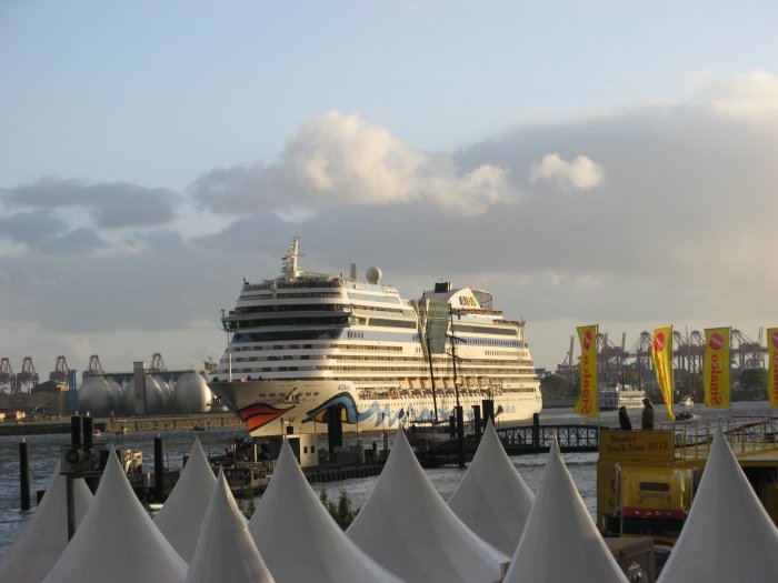 Shows & Treffen - 2012 - Hafengeburtstag Hamburg und Schiffstaufe AIDAmar - Bild 88