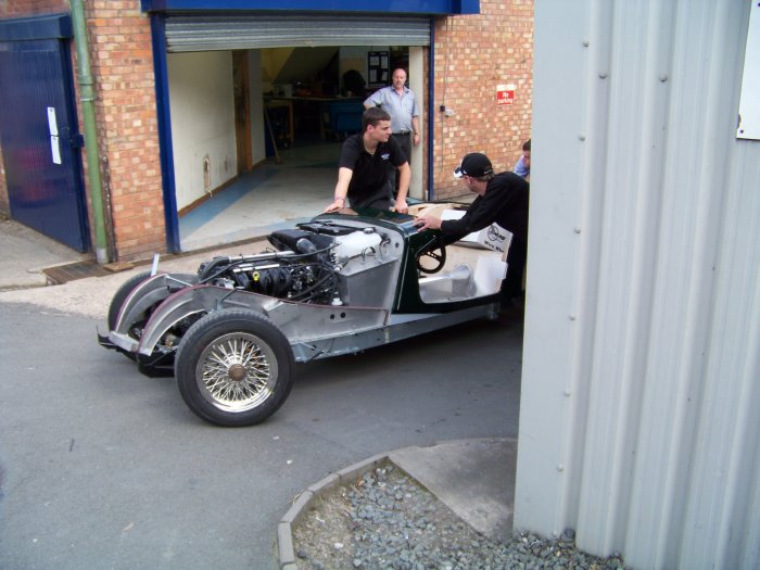 Shows & Treffen - 2009 - Besichtigung des Morgan Motor  Co. Werkes in Malvern Link - Bild 172