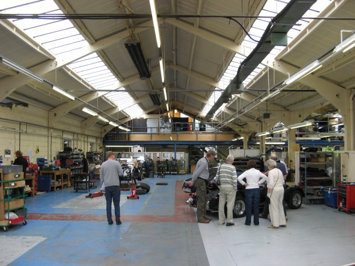 Shows & Treffen - 2009 - Besichtigung des Morgan Motor  Co. Werkes in Malvern Link - Bild 76