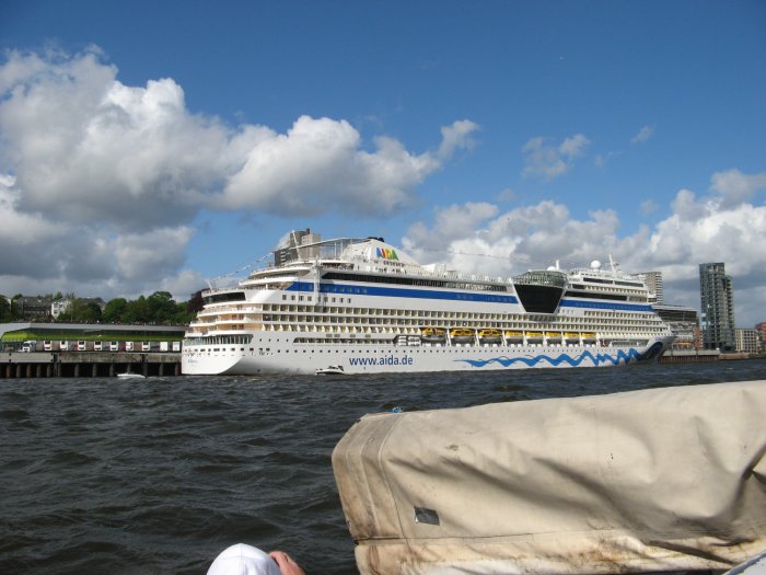 Shows & Treffen - 2012 - Hafengeburtstag Hamburg und Schiffstaufe AIDAmar - Bild 60